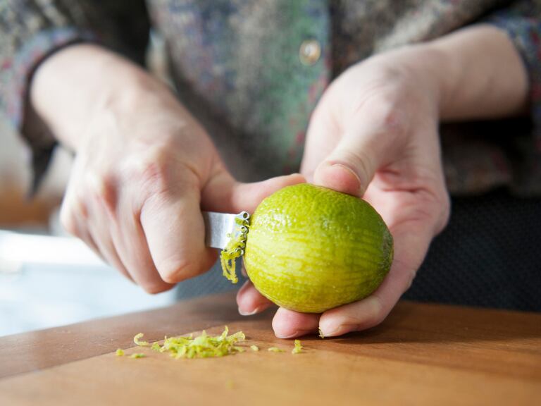 Persona rayando la cáscara de un limón (Foto vía Getty Images)