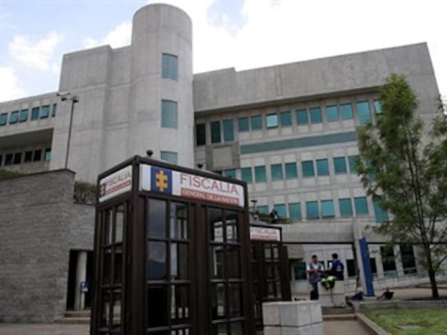 Investigan a dos gobernadores por nexos con 'paras' y 13 por otras irregularidades