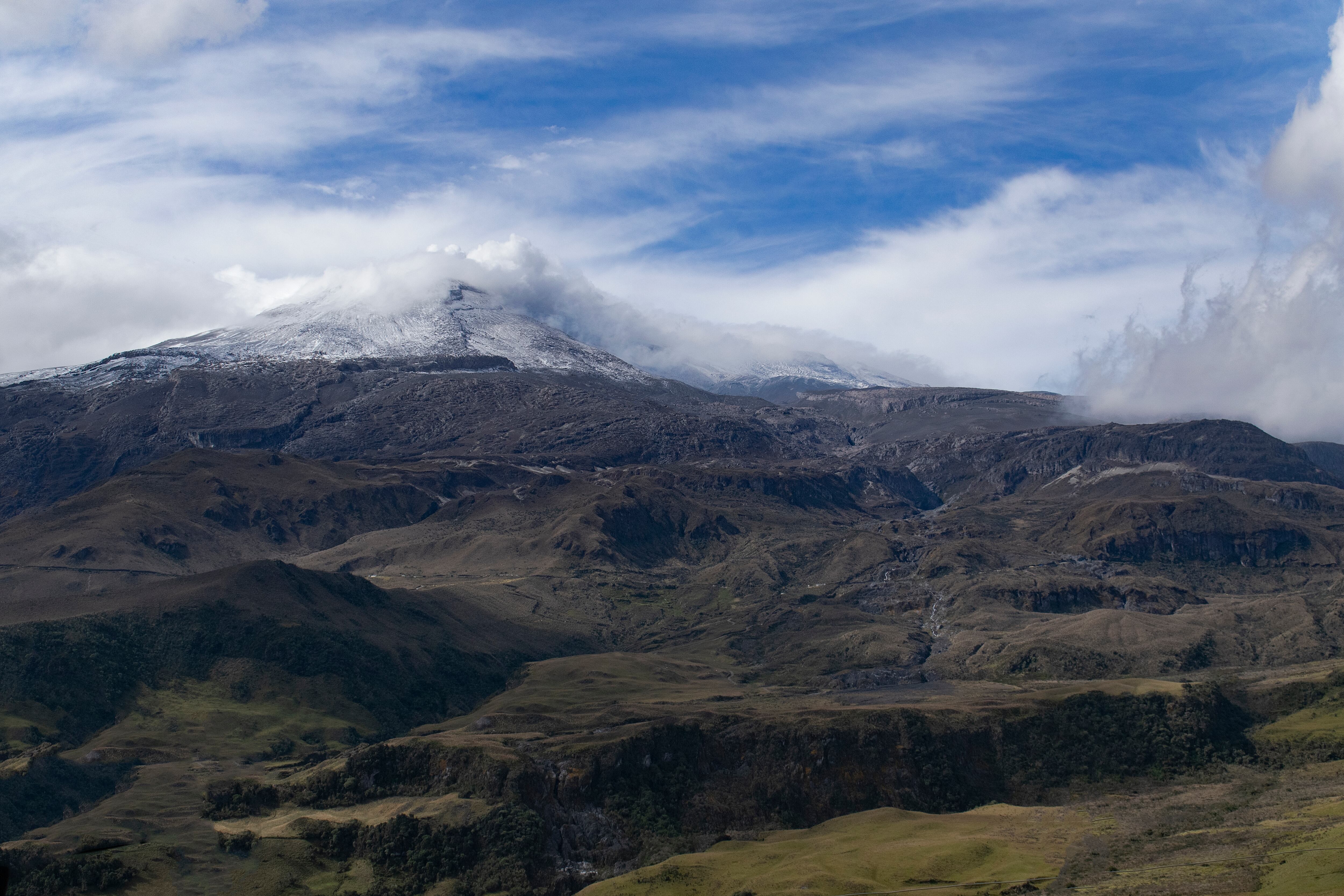 Vista panorámica de las montañas nevadas contra el cielo, Nevado del Ruiz, Colombia. Foto: Getty Images.
