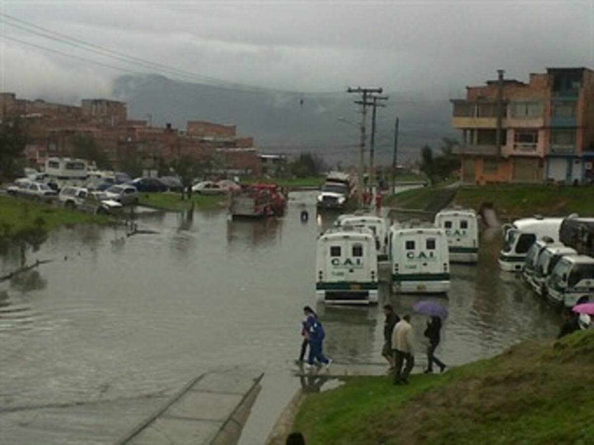 Fuertes lluvias inundaron parqueadero externo de estación de policía en Ciudad Bolívar
