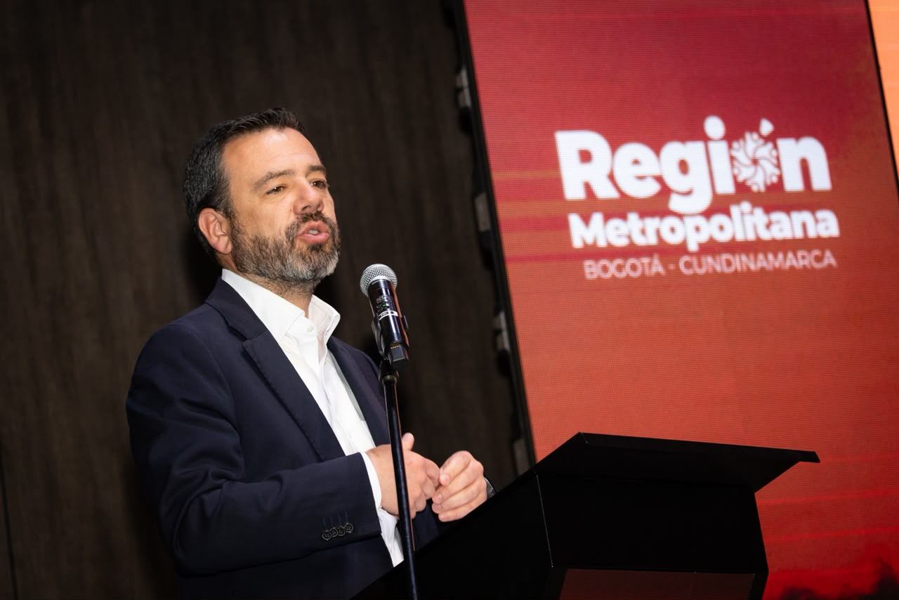 Carlos Fernando Galán, alcalde de Bogotá, enfatizó en la importancia de los corredores viales urbanos que deben conectarse con el aeropuerto. | Foto: Caracol Radio