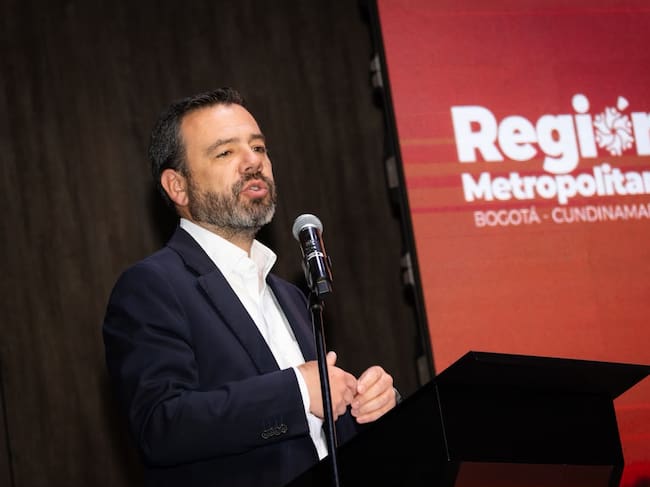 Carlos Fernando Galán, alcalde de Bogotá, enfatizó en la importancia de los corredores viales urbanos que deben conectarse con el aeropuerto. | Foto: Caracol Radio