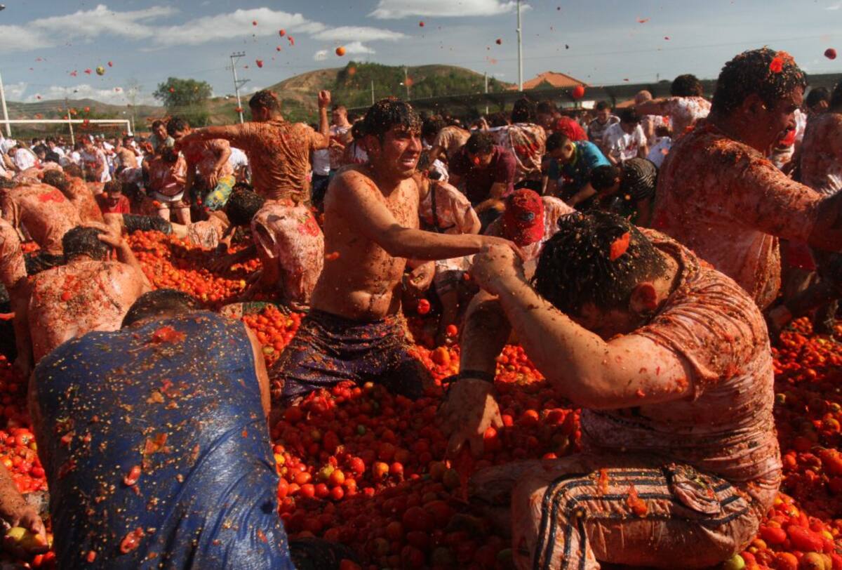 Treinta toneladas de tomate fueron dispuestas para turistas nacionales y extranjeros quienes participaron en la décima versión de la gran tomatina.