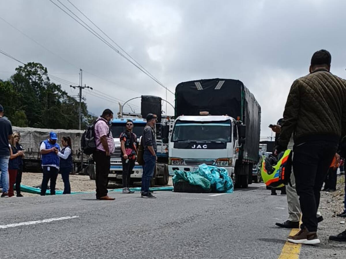 Más de 200 camioneros en Manizales participan en los cierres en la vía hacia Bogotá