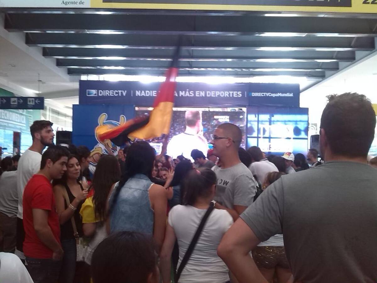 Con cornetas, banderas y cerveza la colonia alemana celebró el triunfo en el centro comercial Premium Plaza.