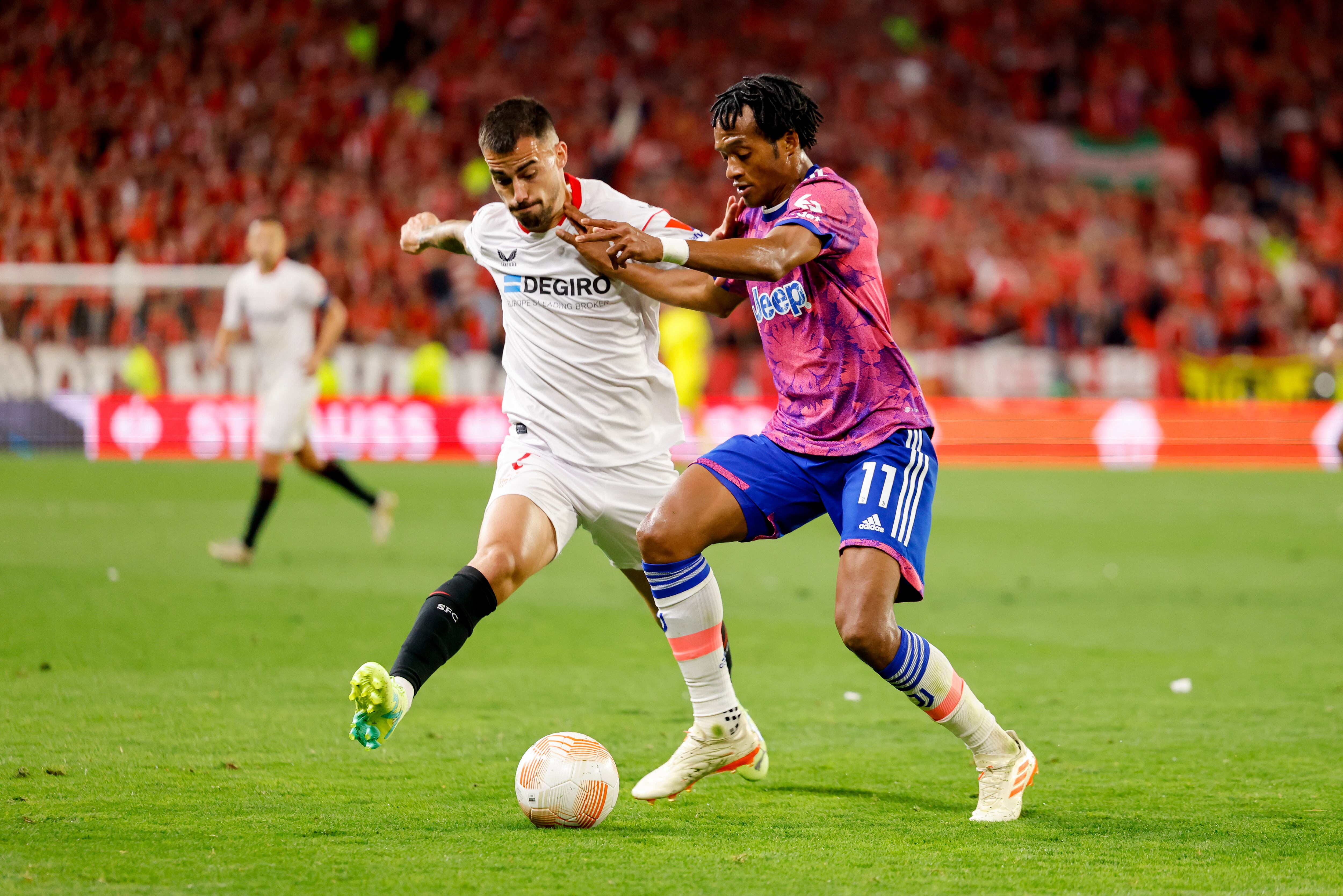 Suso y Juan Guillermo Cuadrado en el duelo entre Sevilla y Juventus por Europa League. (Photo by Manuel Reino Berenguik/DeFodi Images via Getty Images)