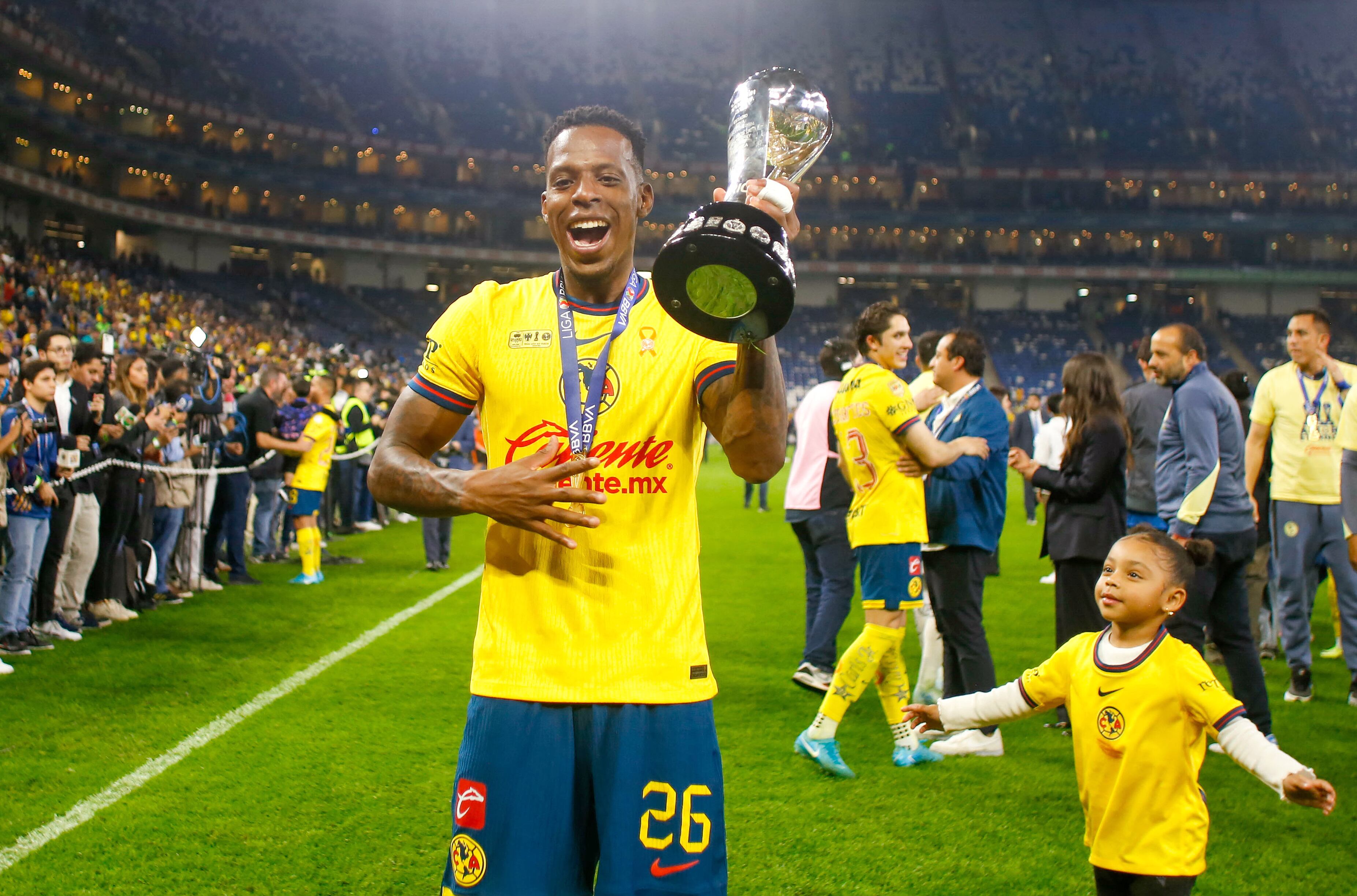 Cristian Borja festeja con el trofeo de campeón del fútbol mexicano. (Photo by JULIO CESAR AGUILAR/AFP via Getty Images)
