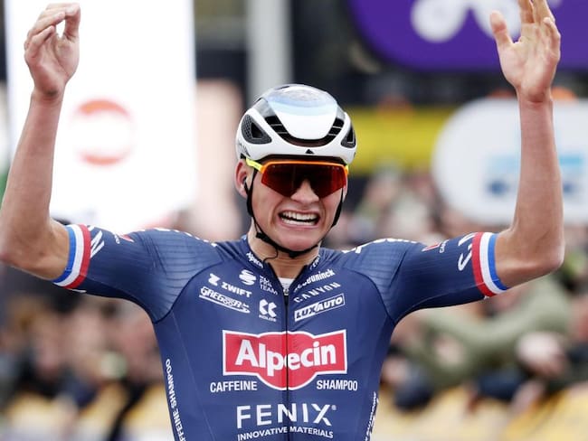 Van der Poel festeja el triunfo en el Tour de Flandes.