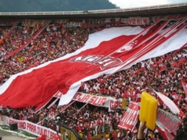 Barras de Santa Fe tendrán entrada preferencial al Campín en clásico de esta noche