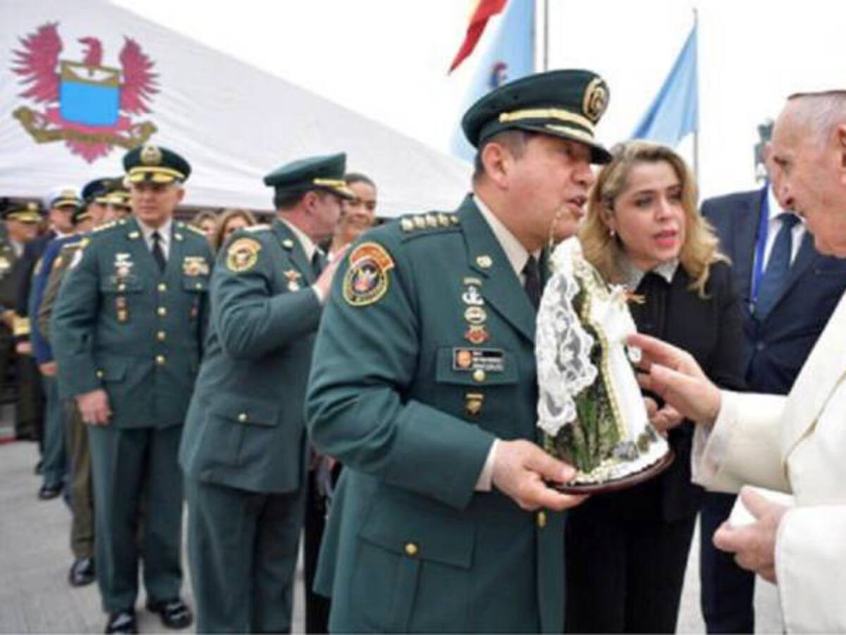 Vestida de camuflaje, las FF.MM le entregaron la Virgen del Carmen al Papa Francisco