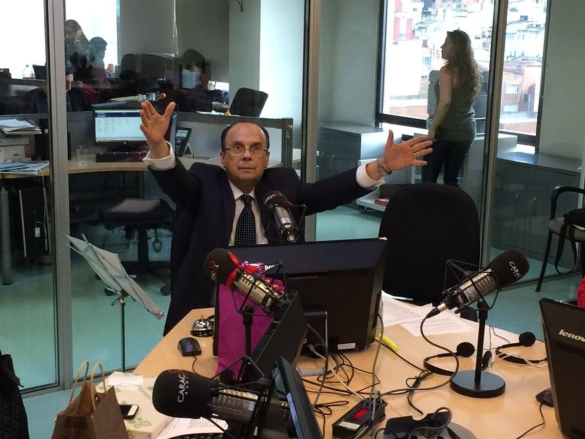 Tras dos décadas de estar inundando de humor a los colombianos, el admirado periodista se retira de La Luciérnaga, vea como desarrolla su último programa.