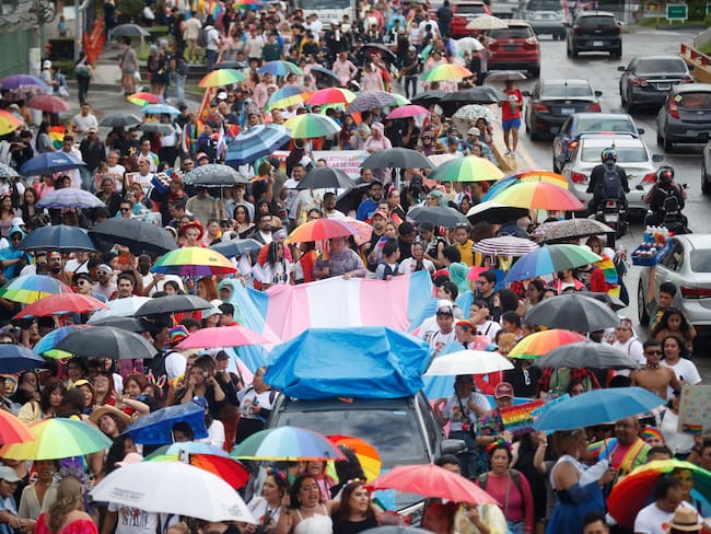 AME8071. SAN SALVADOR (EL SALVADOR), 29/06/2024.- Personas participan en una marcha con motivo del Día del Orgullo LGTBI, este sábado en San Salvador (El Salvador). Cientos de activistas y miembros de la comunidad de lesbianas, gais, bisexuales, transgénero e intersexuales (LGTBI) de El Salvador marcharon este sábado por las principales calles de la capital del país centroamericano en &quot;momentos complicados&quot;, según expresaron, y para exigir el respecto y garantía de sus derechos. EFE/ Rodrigo Sura