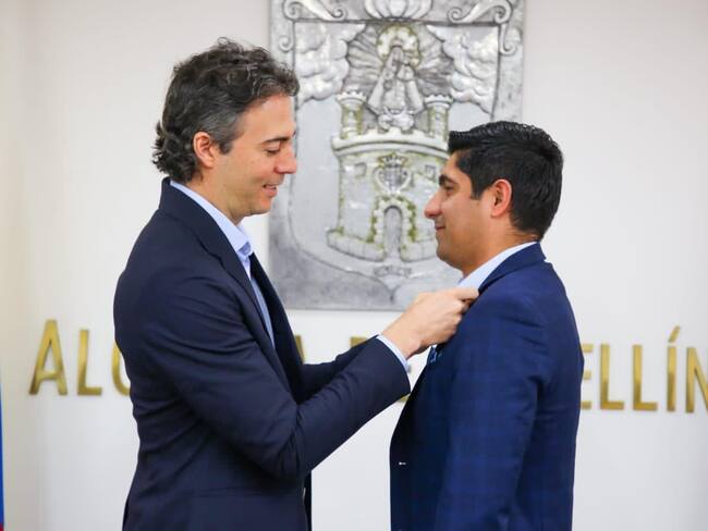 Alcalde de Medellín, Daniel Quintero, y el nuevo secretario de Innovación Digital, Rivier Gómez Cuevas. Foto: Cortesía.