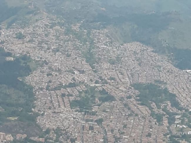 Alcalde de Medellín lidera operativos contra criminales de la comuna 8