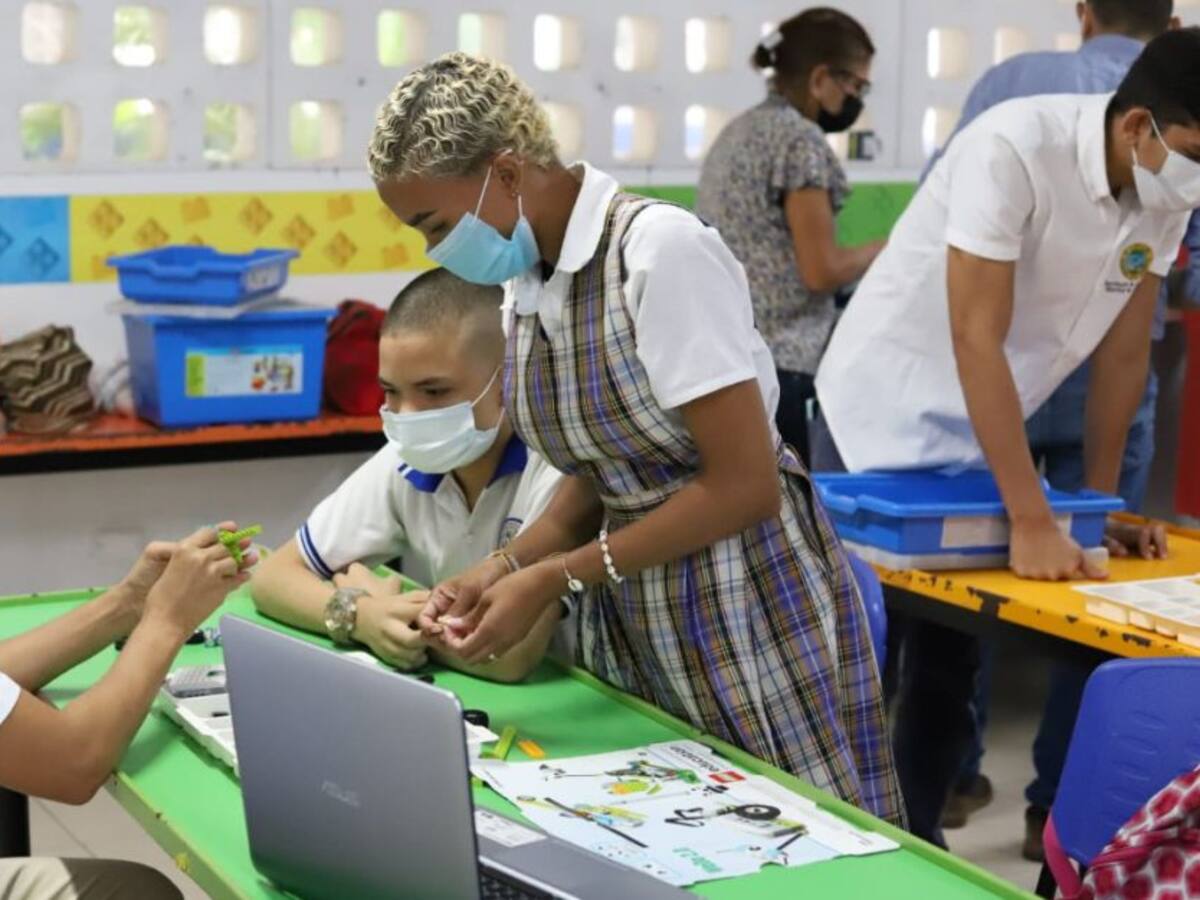 Entregan más de 170 becas a estudiantes de escuelas públicas