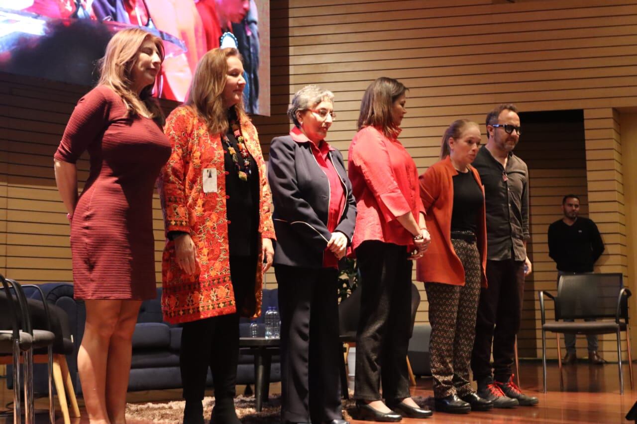 Foro “El arte del buen trato” - Consejo Distrital para la Atención Integral a Víctimas de Violencia Intrafamiliar, Violencia y Explotación Sexual - Hizo un reconocimiento especial al Programa “EN FAMILIA” de Caracol Radio.