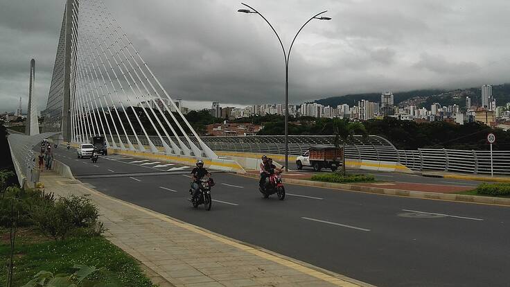 Conductor en aparente estado de embriaguez arrolló 3 motos y dejó un herido