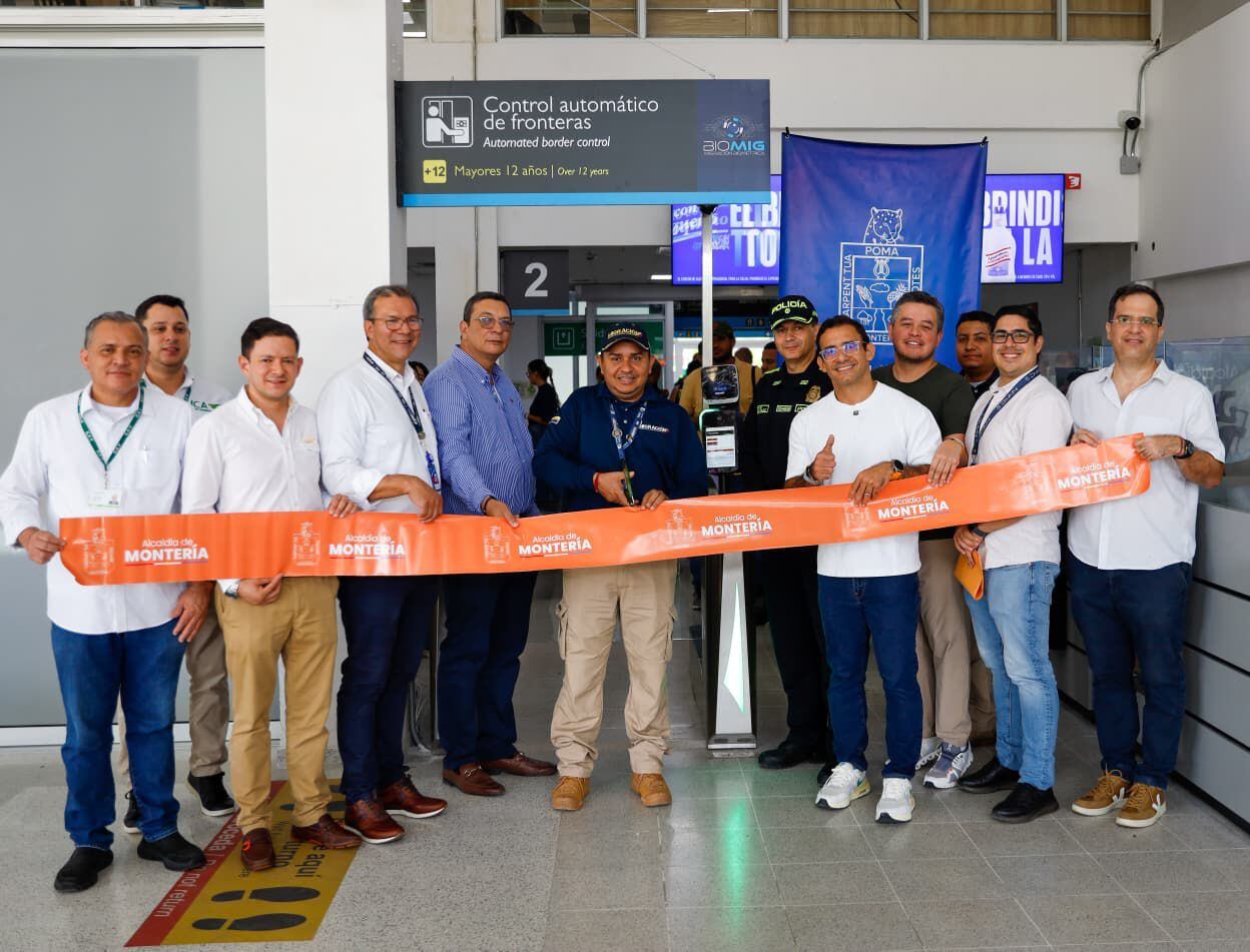 El alcalde de Montería, Hugo Kerguelén, entregó moderno equipo de Biomig para fortalecer el control migratorio en el Aeropuerto Los Garzones.