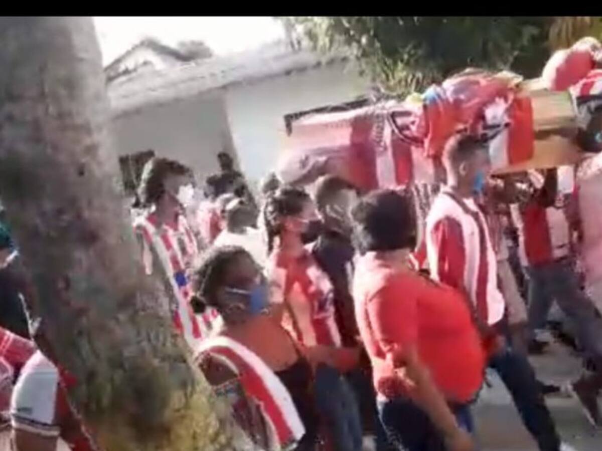 Sepelio con música y camisetas del Junior en Sabanagrande