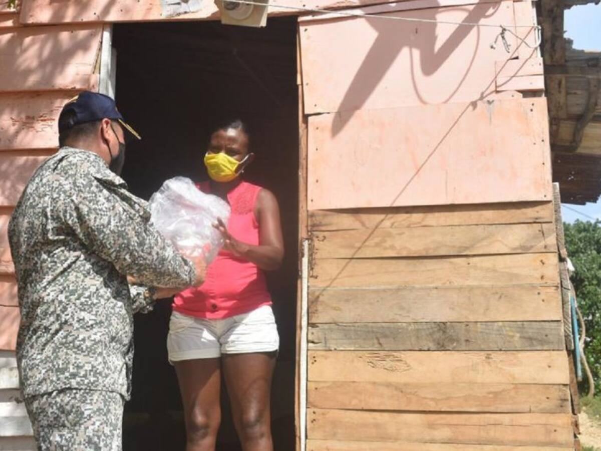 Armada apoya entrega de ayudas humanitarias en Cartagena