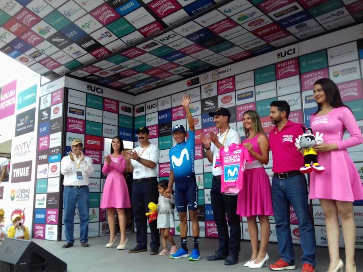 Nairo Quintana con las autoridades recibiendo el premio como nuevo líder general de la competencia