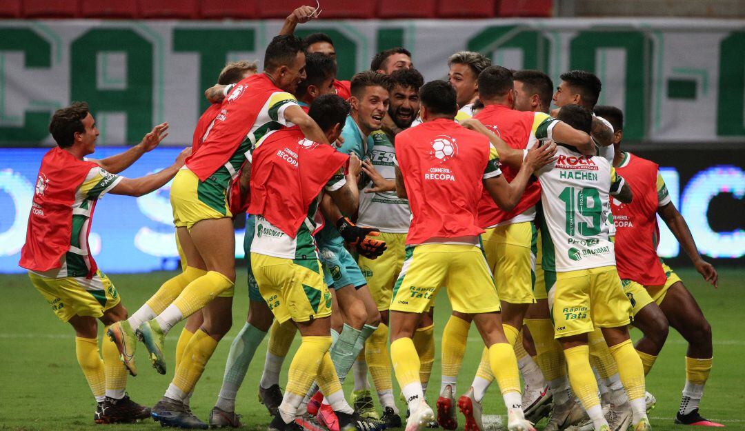 Los jugadores de Defensa y Justicia festejan el título en territorio brasileño.