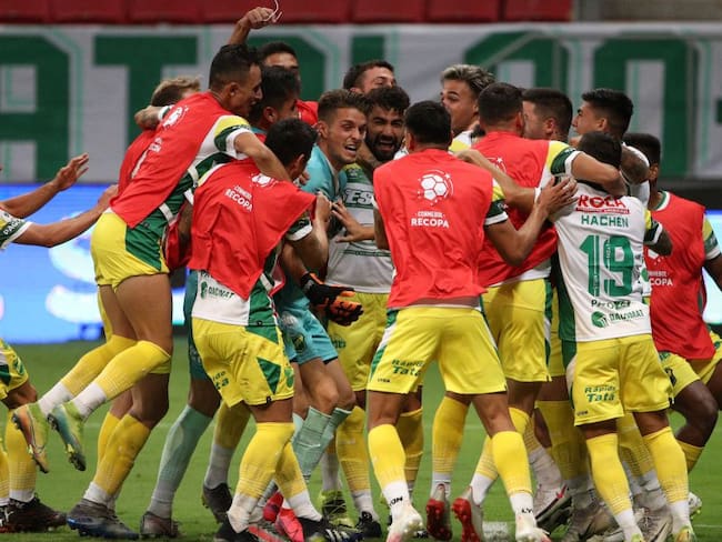 Los jugadores de Defensa y Justicia festejan el título en territorio brasileño.