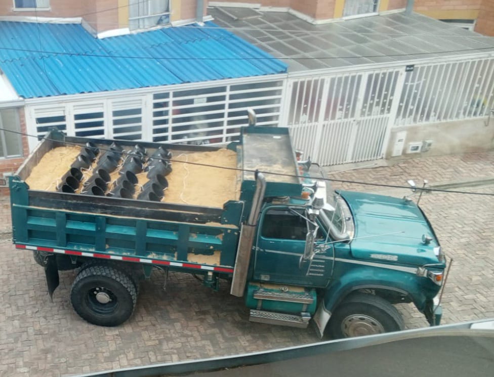 Pasadas las 5:00 de la mañana tres hombres abandonaron la volqueta cargada con explosivos cerca del Batallón Bolívar de Tunja el 8 de noviembre de 2025. Foto: W Radio