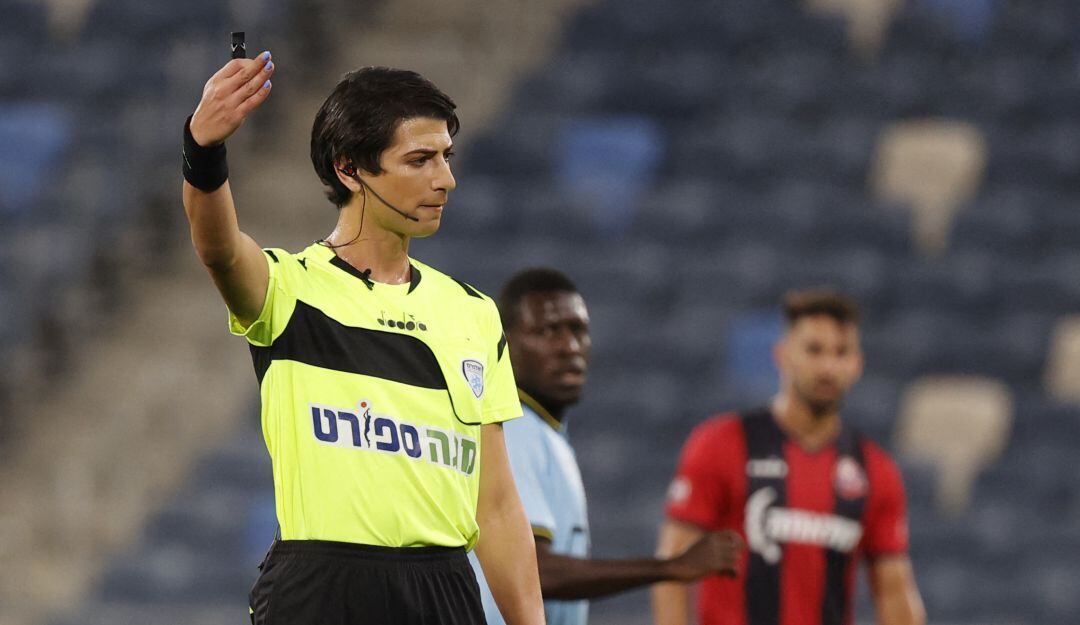 Sapir Berman, primera árbitra transexual en dirigir un partido de fútbol