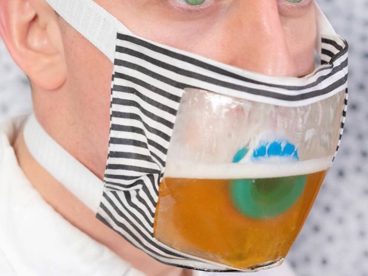 Crean tapabocas con dispensador de cerveza incluido