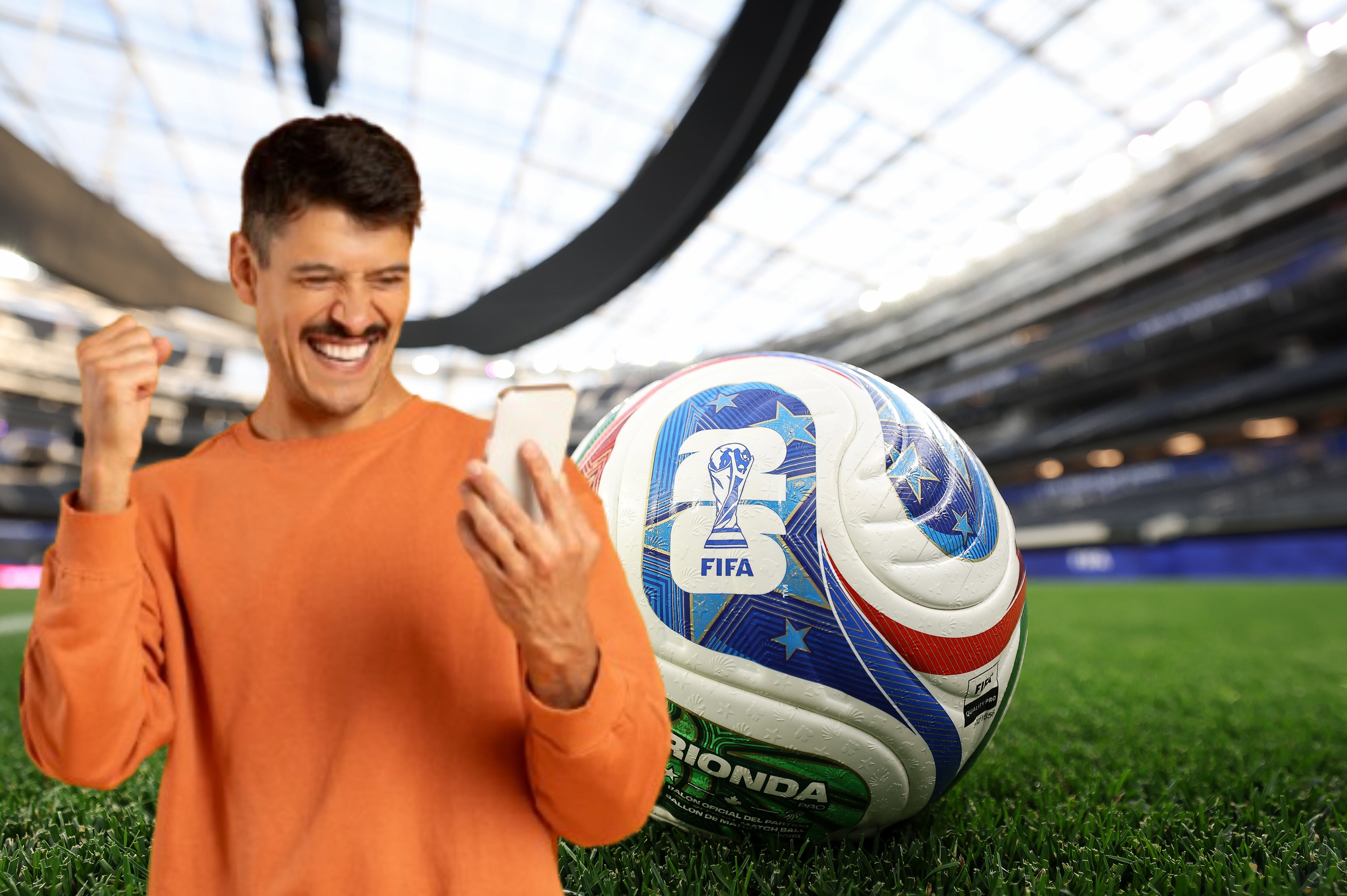 Imagen de referencia. Persona celebrando con celular - Balón oficial del Mundial 2026: Getty Images.
