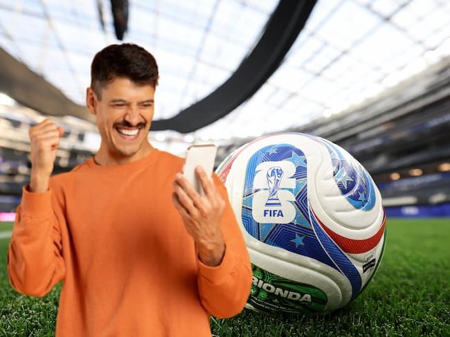 Imagen de referencia. Persona celebrando con celular - Balón oficial del Mundial 2026: Getty Images.