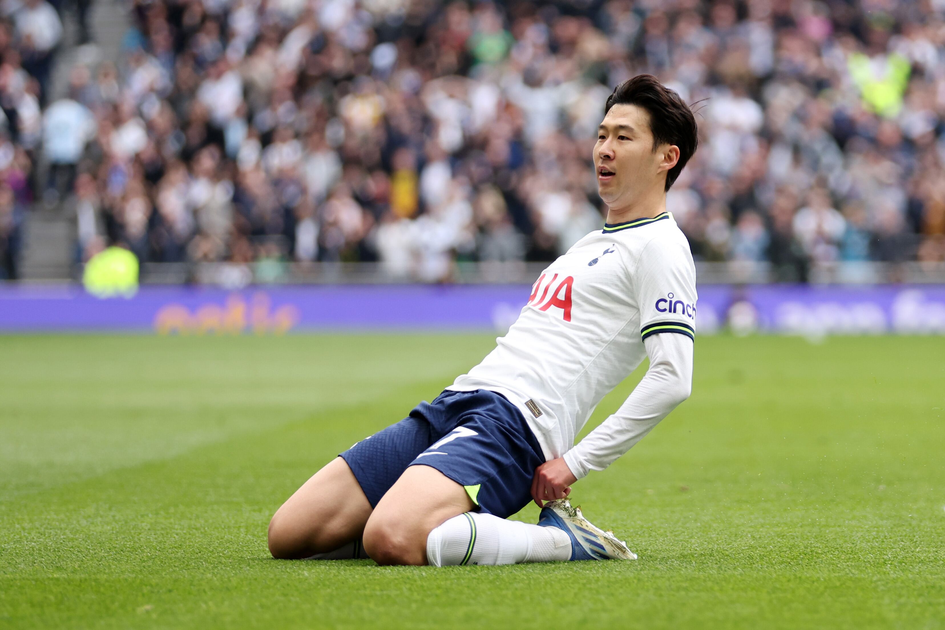 LONDRES, INGLATERRA - 08 DE ABRIL: Son Heung-Min de Tottenham Hotspur celebra después de marcar el primer gol del equipo durante el partido de la Premier League entre Tottenham Hotspur y Brighton & Hove Albion en el Tottenham Hotspur Stadium el 08 de abril de 2023 en Londres, Inglaterra. (Foto de Julian Finney/Getty Images)