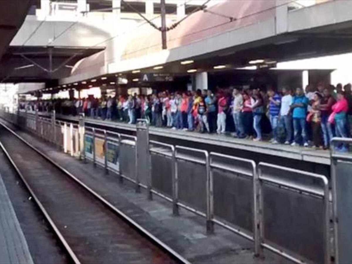 Congestiones en Metro de Medellín por suspensión de servicio en hora pico