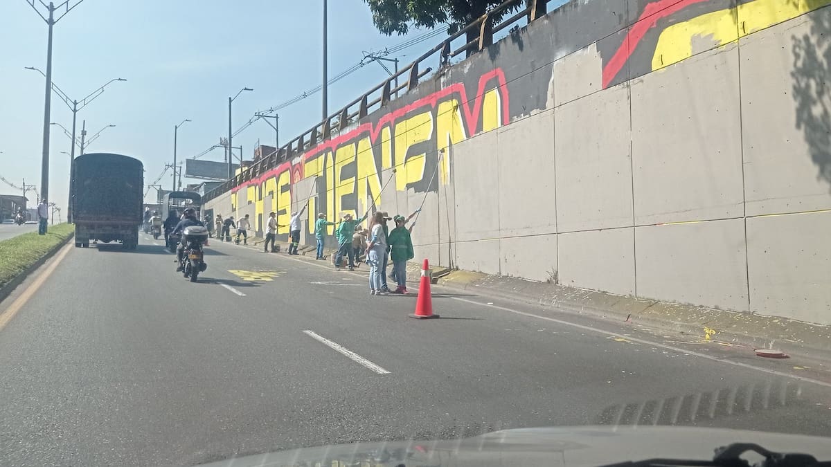 Borran mural sobre La Escombrera, en la autopista norte de Medellín