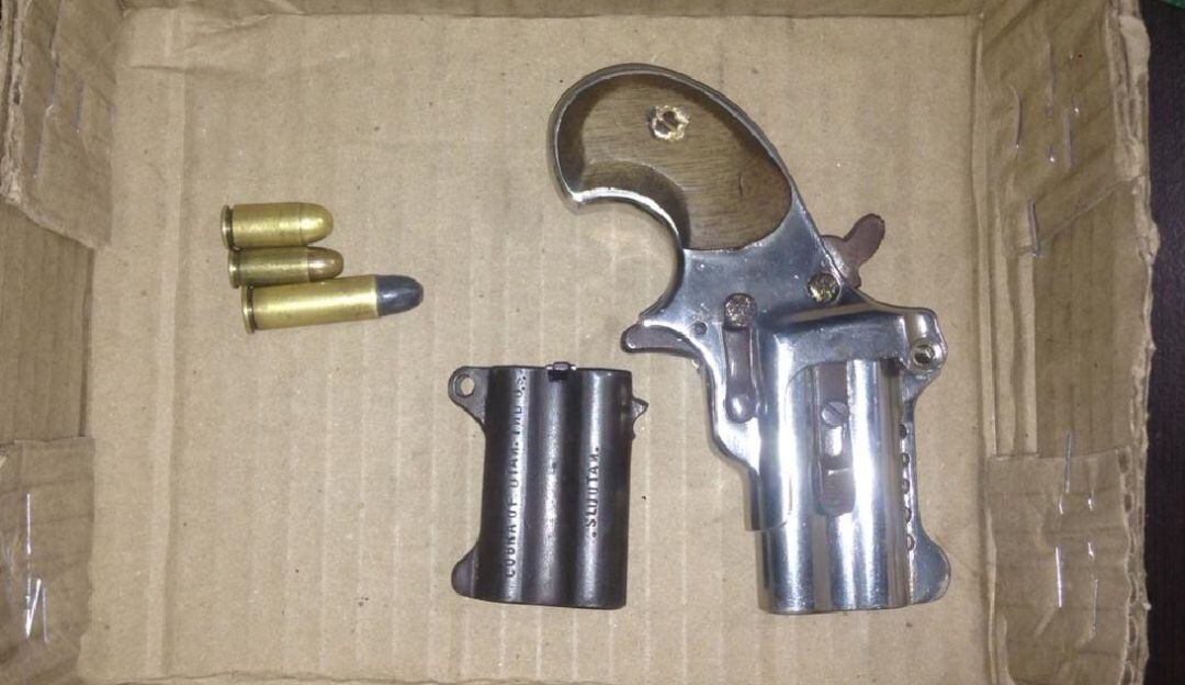 Incautan arma de fuego