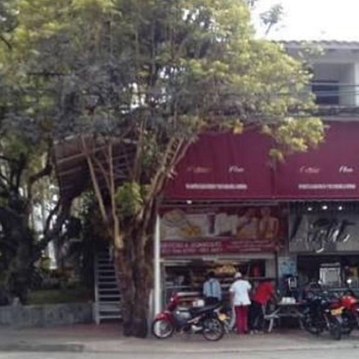 Roban a ocho personas dentro de una panadería en Los Cristales