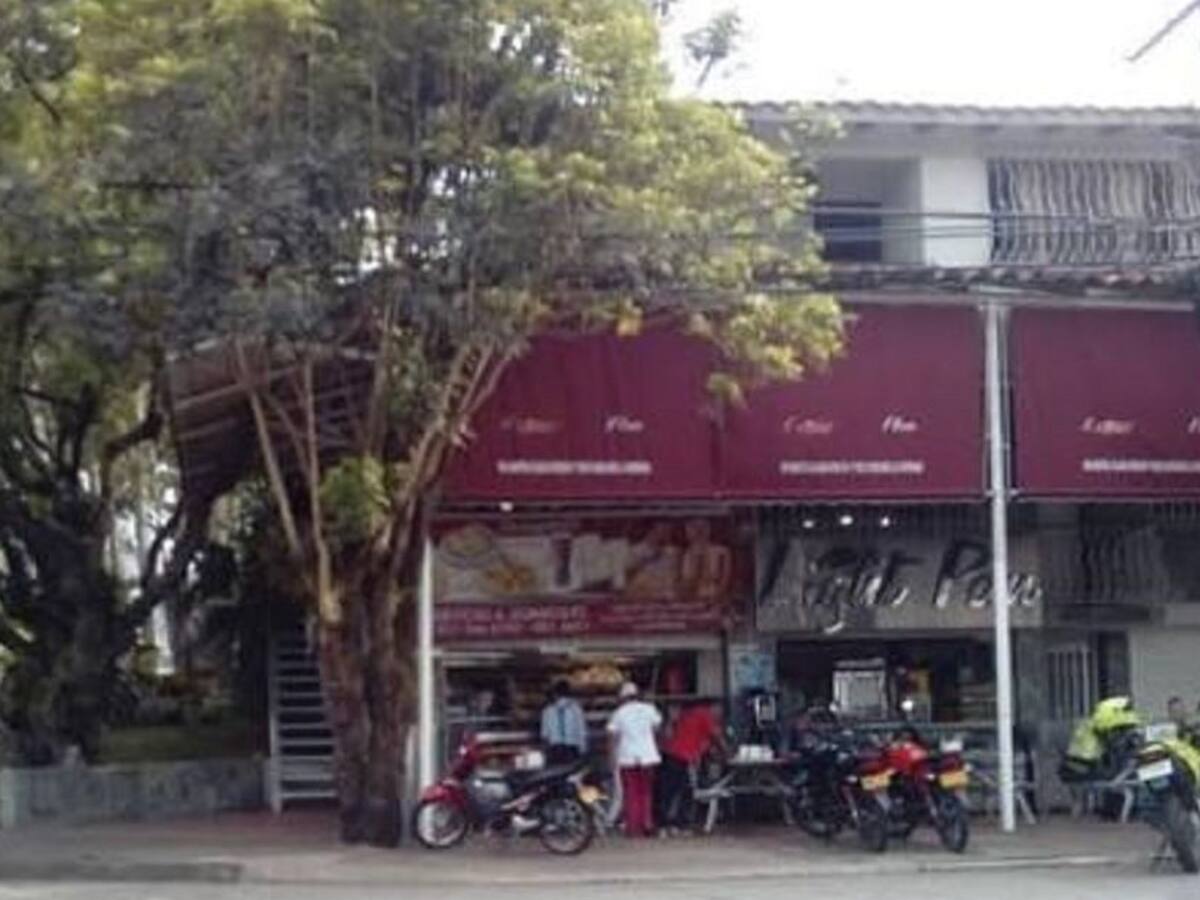 Roban a ocho personas dentro de una panadería en Los Cristales