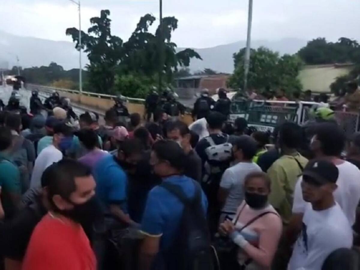 VIDEO: Venezolanos en Colombia intentan a la fuerza cruzar la frontera