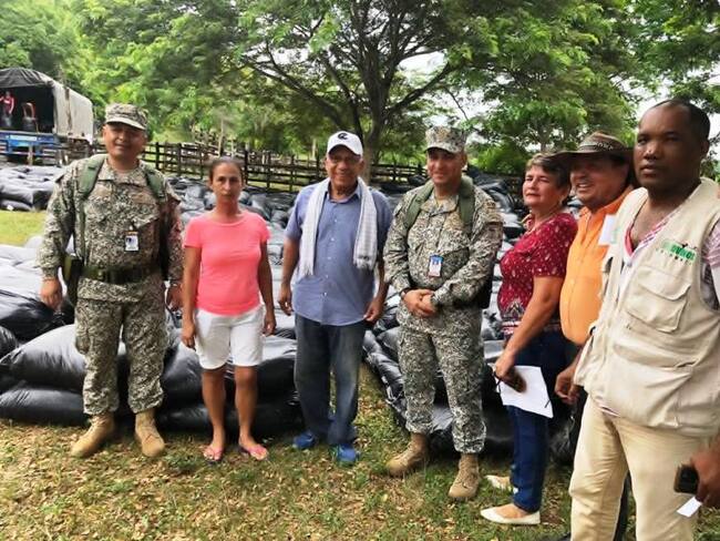 Armada Nacional y Fedegán entregan insumos a ganaderos en Bolívar