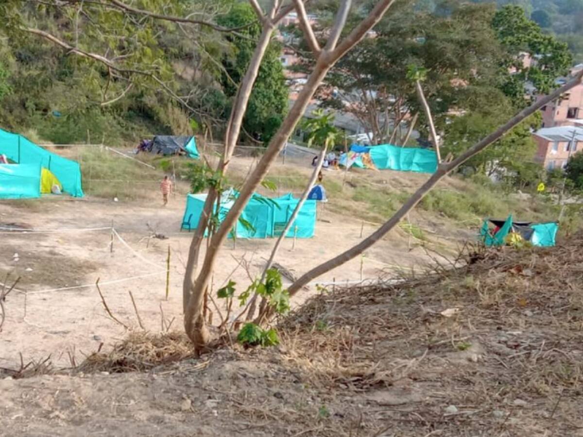 Denuncian que lote destinado para plaza de mercado fue invadido