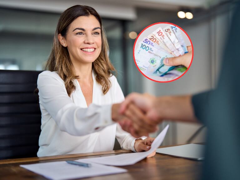 Personas haciendo un acuerdo y al lado varios biiletes colombianos (Fotos vía Getty Images)