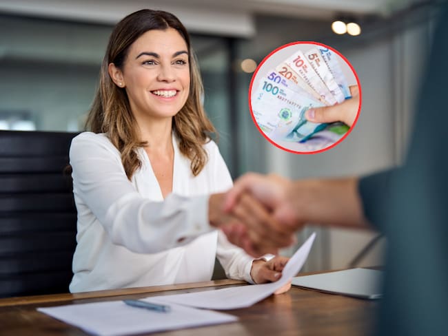 Personas haciendo un acuerdo y al lado varios biiletes colombianos (Fotos vía Getty Images)