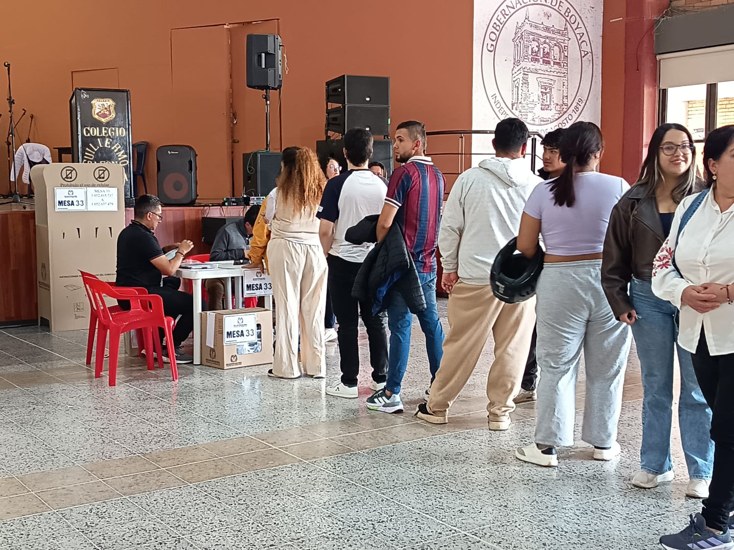 En la Institución Educativa Guillermo León Valencia de Duitama se instalaron 37 mesas de votación, siendo el puesto con más mesas de la ciudad / Foto: Caracol Radio