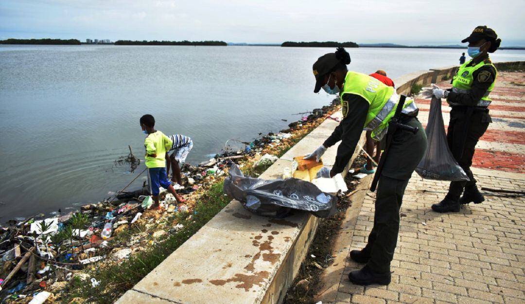 En la actividad se recogieron cerca de 2.000 kilos de residuos, entre plásticos, llantas y otros que arrastran las aguas del mar