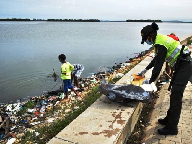 En la actividad se recogieron cerca de 2.000 kilos de residuos, entre plásticos, llantas y otros que arrastran las aguas del mar