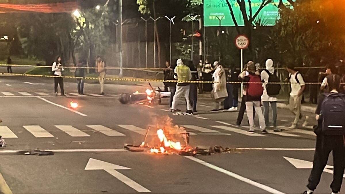 Durante jornada de protestas en Medellín, en la UDEA quemaron una moto del tránsito