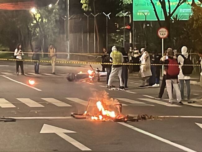 Moto del tránsito quemada en Medellín- foto cortesía