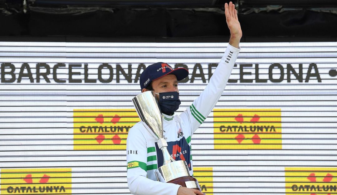Adam Yates posa con el trofeo del título de la Vuelta a Cataluña.