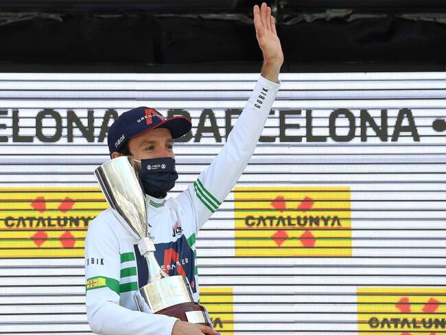 Adam Yates posa con el trofeo del título de la Vuelta a Cataluña.
